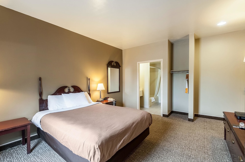 Econo Lodge Inn & Suites Middletown - Winchester South 8/31