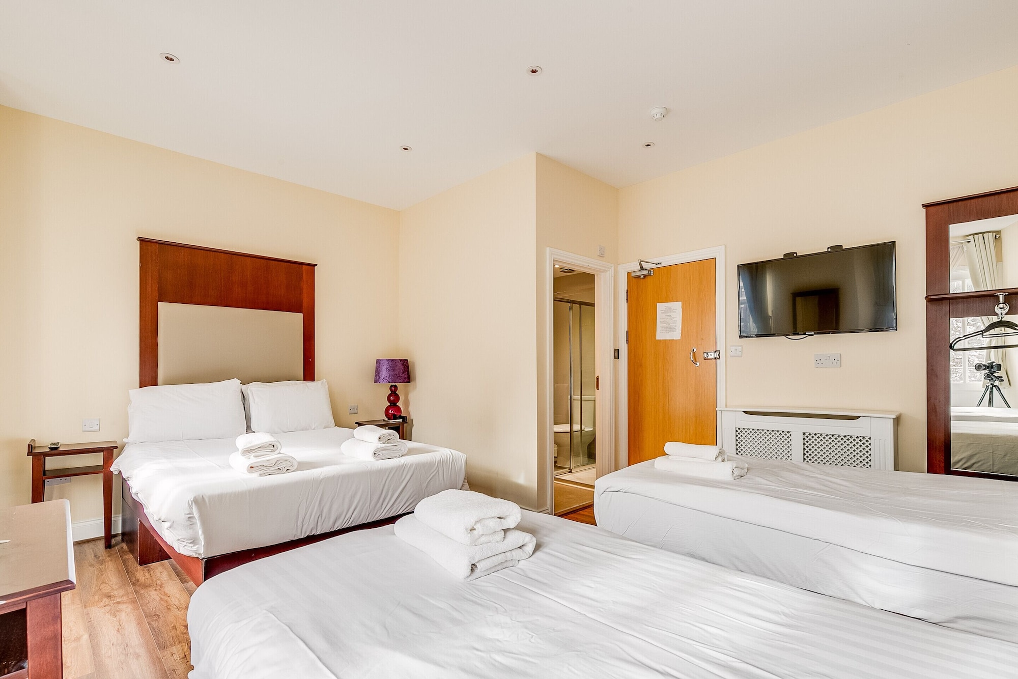 ROOM, QUADRUPLE