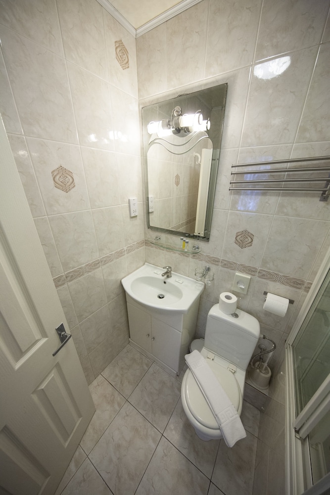 Maiden Oval Hotel 23/28