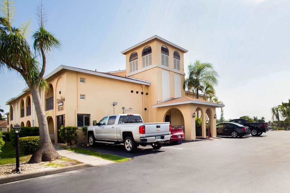 OYO Waterfront Hotel Cape Coral/Fort Myers, FL 41/51