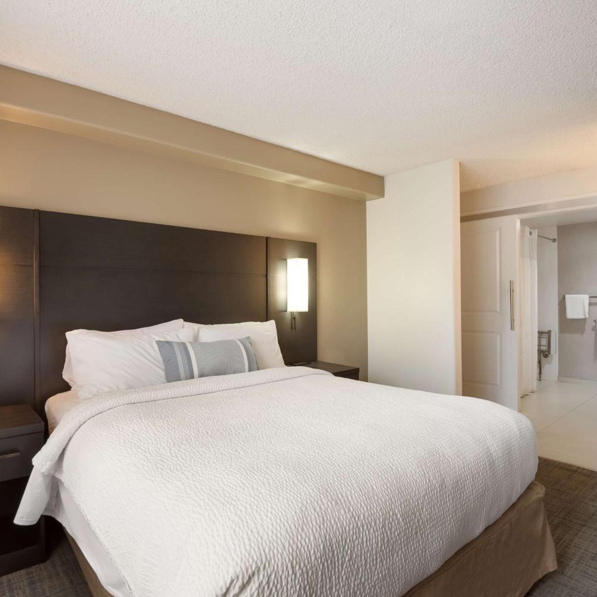 STUDIO, SUITE, KING BED