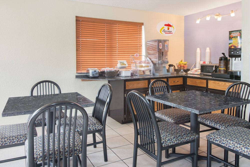 Super 8 By Wyndham New Castle 21/26