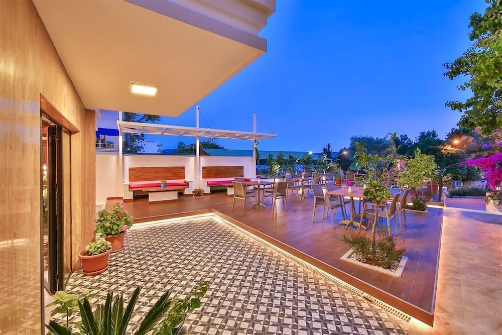 Lale Hotel 25/50