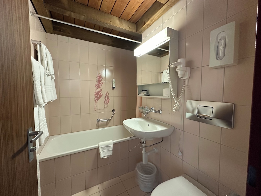 Chalet Swiss Hotel 48/50