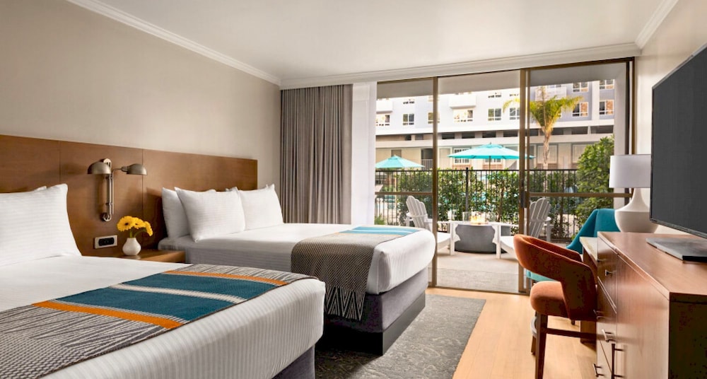 Trendy, 2 Queen Beds