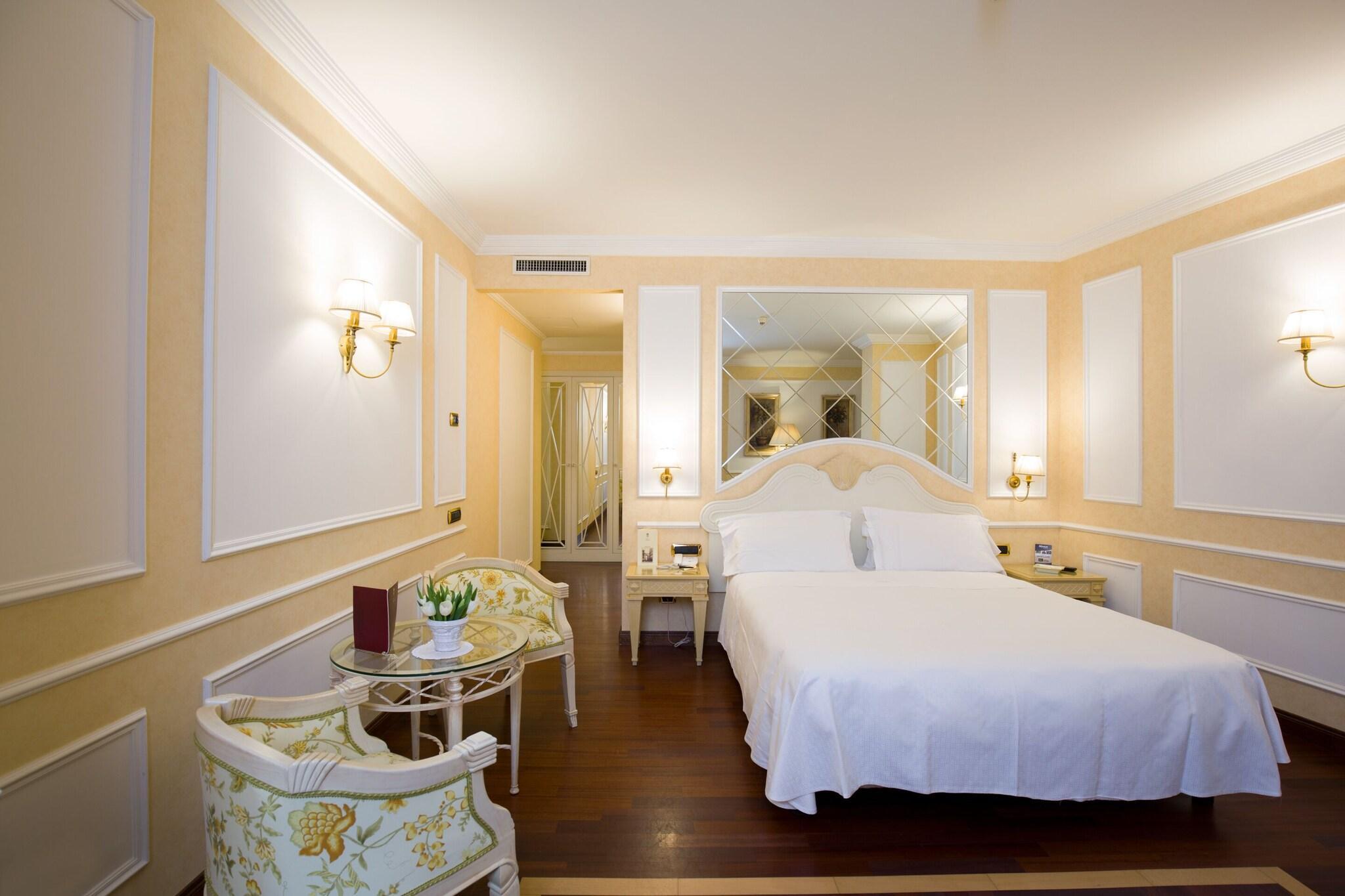 غرفة رباعية بسرير كوين مع أريكة، Palazzo Alabardieri 2/4