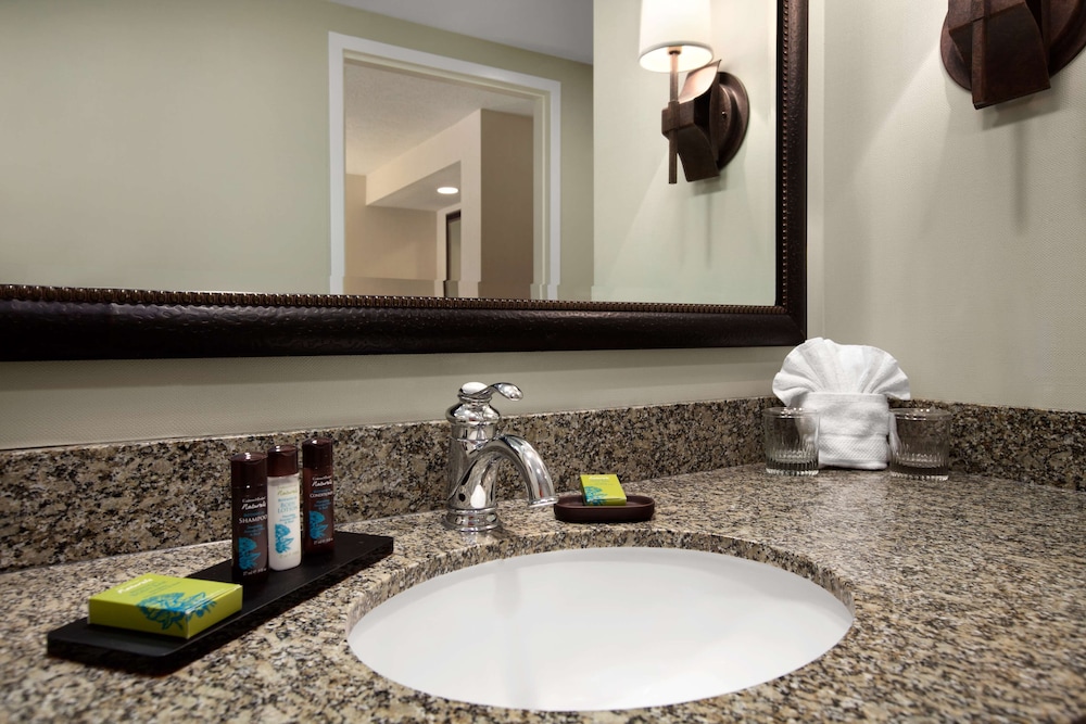 Embassy Suites La Quinta & Spa 28/85