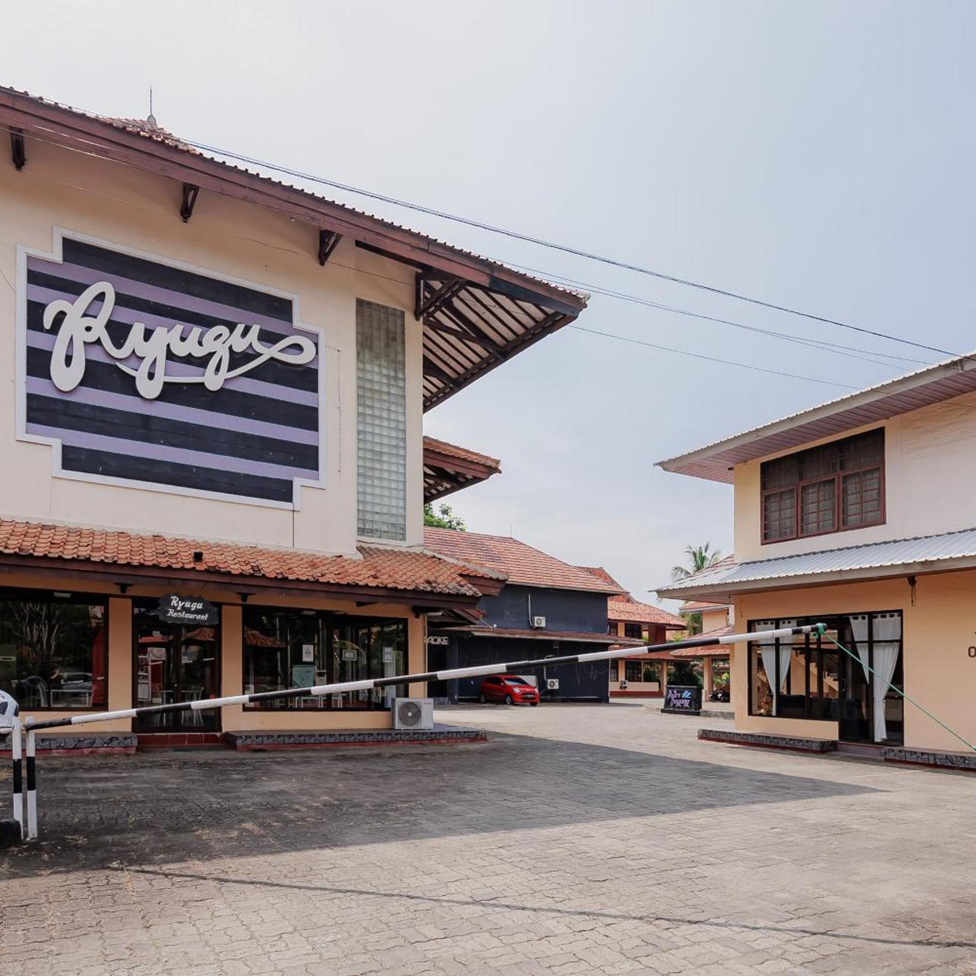 RedDoorz Plus near Tugu Mercusuar Anyer 8/50