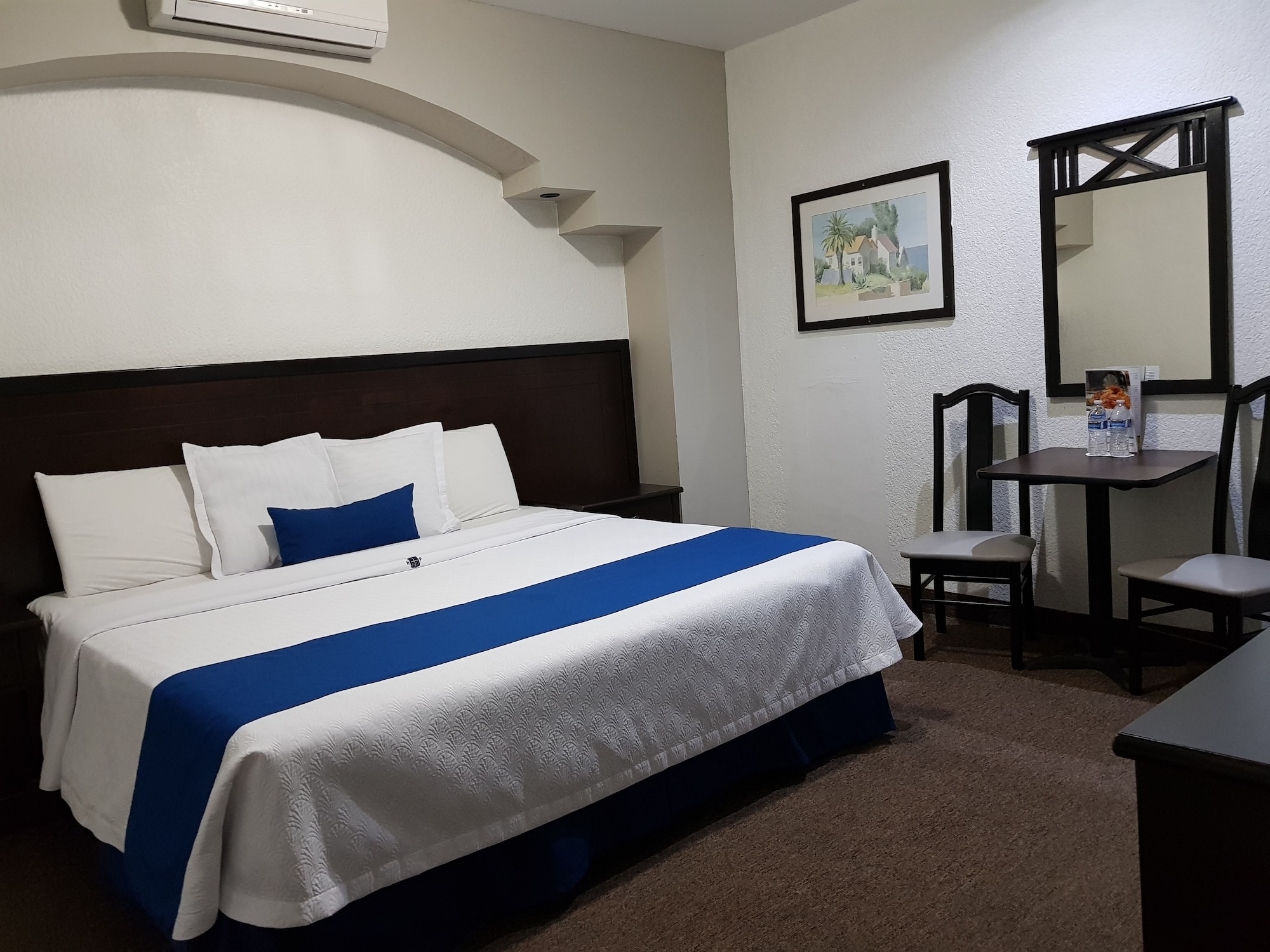 DELUXE, KING BED