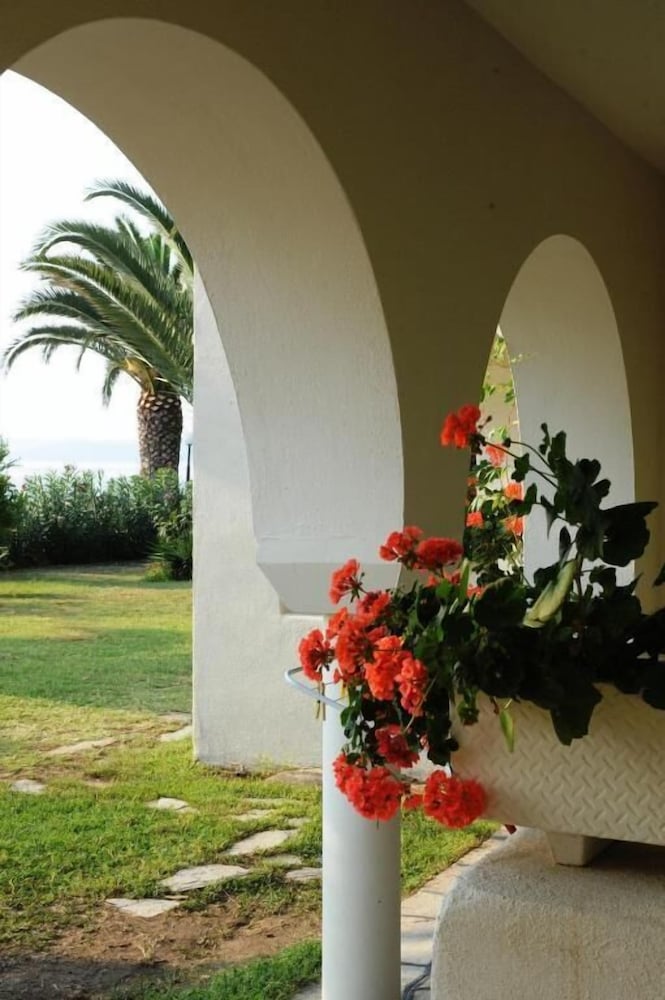 Assa Maris Beach Hotel 98/108