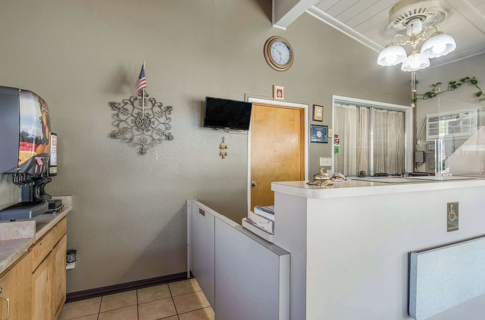 Econo Lodge Inn & Suites Yreka, CA 2/50