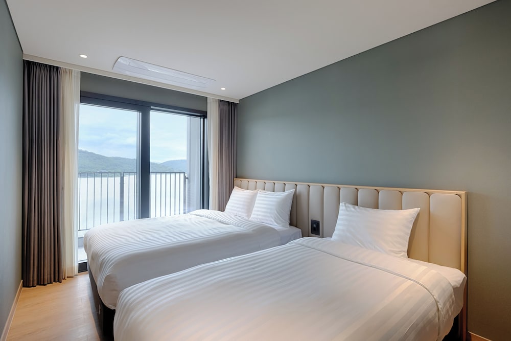 SUITE, TWIN BEDS, LAKE OR LAKE VIEW, KITCHEN