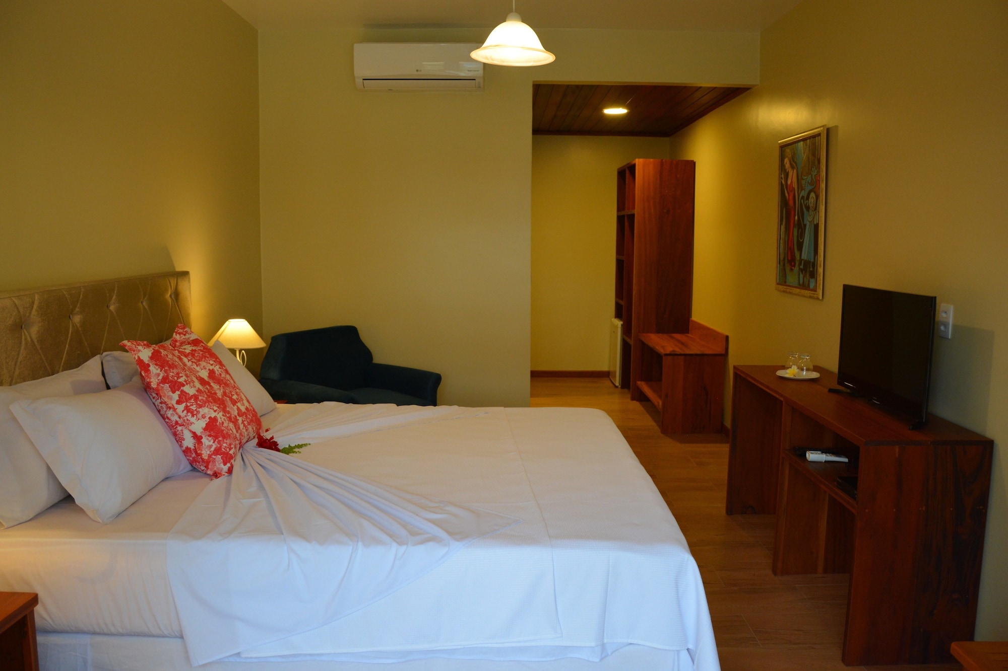 Suite, Garden Area