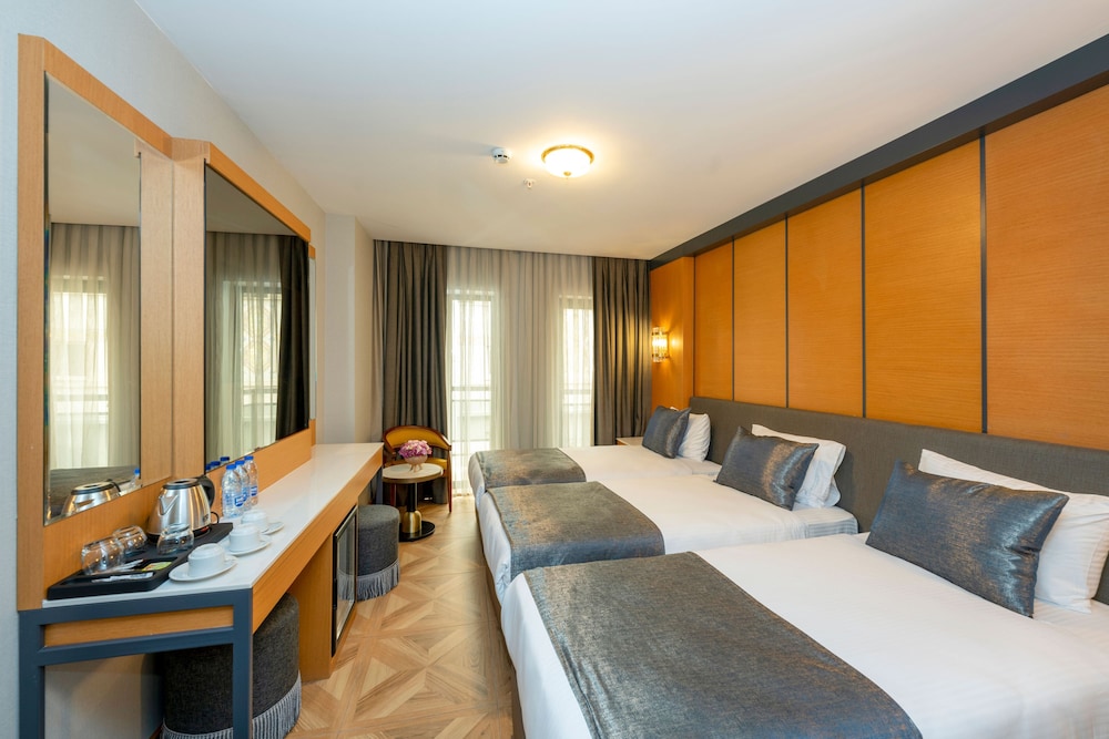 Luxury Triple Room with Balcony