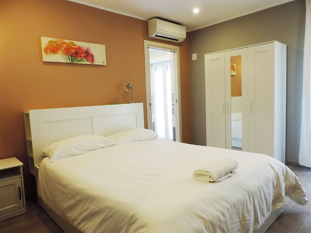 ROOM, DOUBLE BED