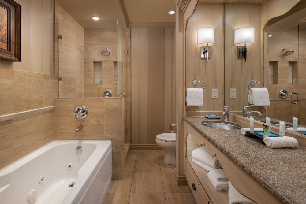 جناح بسرير كينج بغرفة نوم واحدة مع أريكة، The Royal Kelowna 4/6