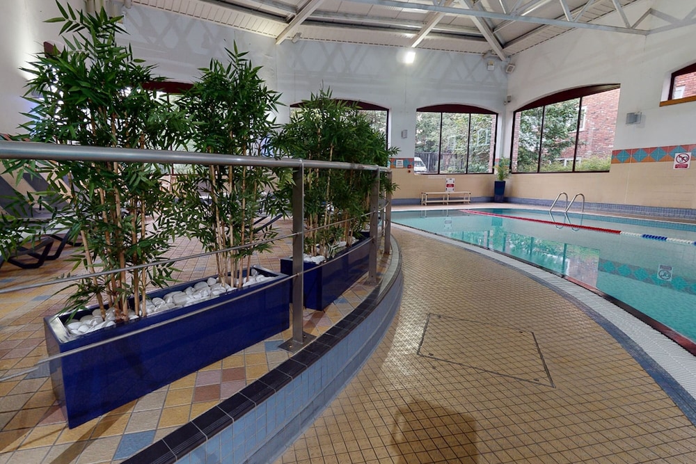 Village Manchester Hyde Hotel Leisure Club 39/40