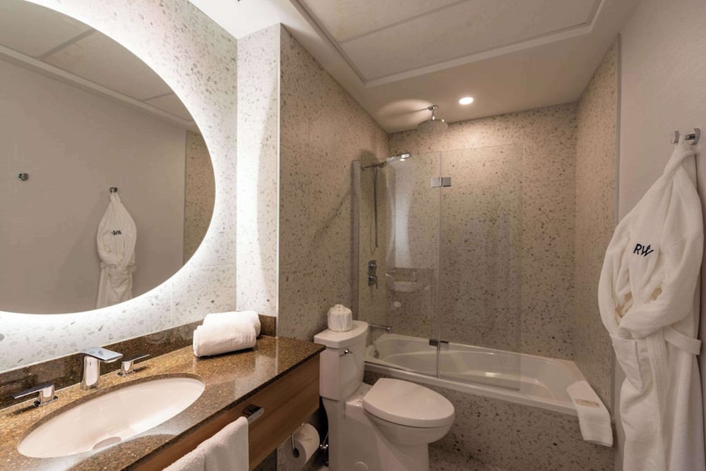 Upgrade, Suite, Queen Bed, Sofa, Hotel Royal William Ascend Hotel Collection 9/10