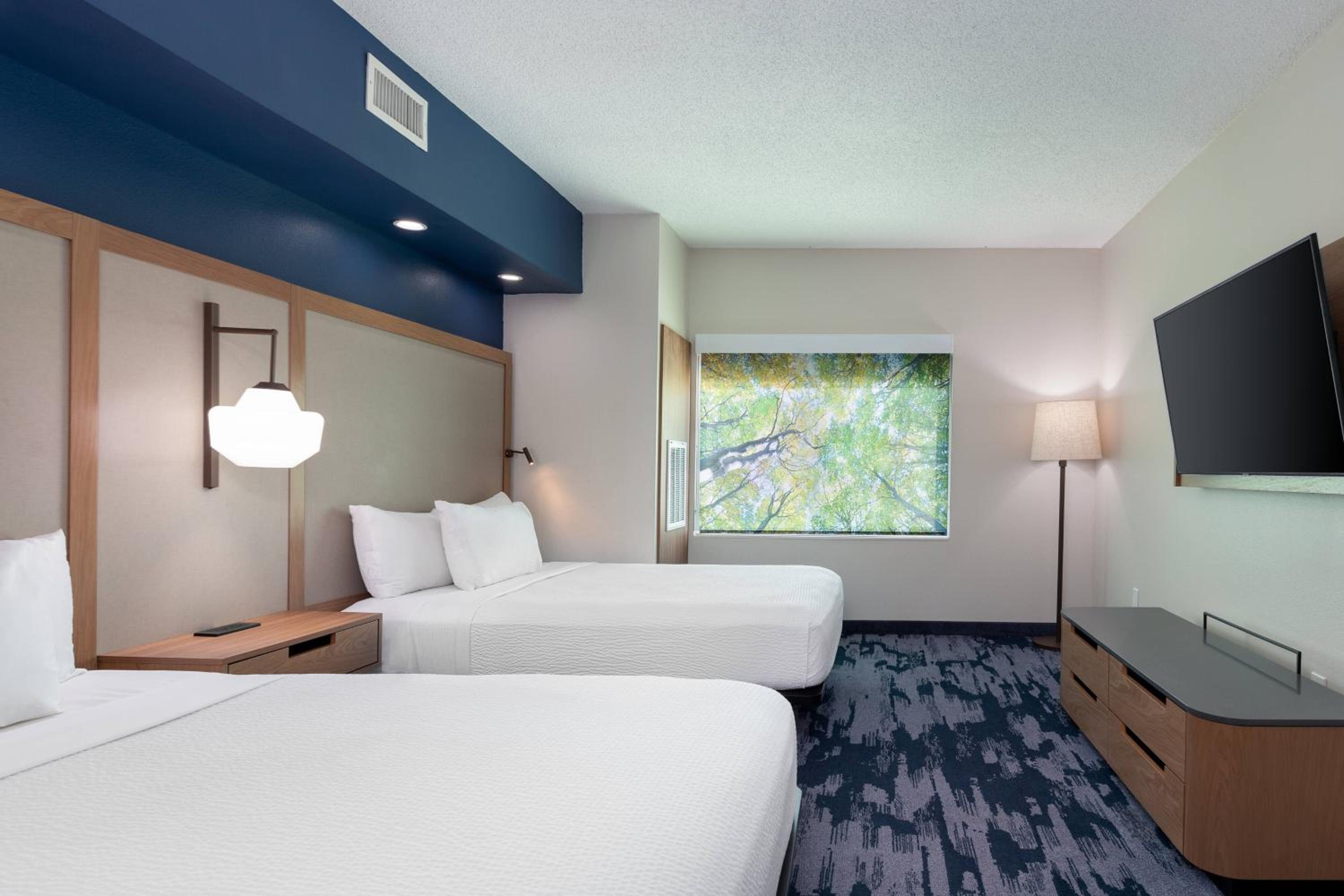 جناح بسريرين كوين بغرفة نوم واحدة مع أريكة، Fairfield Inn & Suites By Marriott Atlanta Stonecrest 2/3