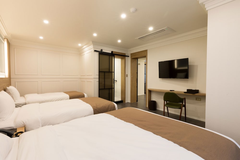Suite, Double and Twin Beds, Parlor