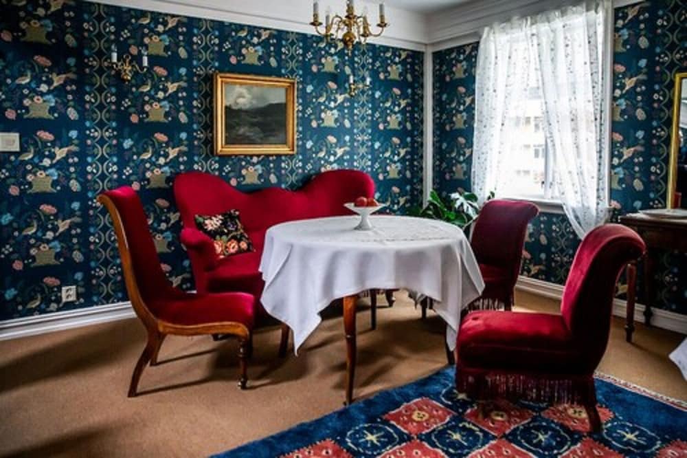 Lindstrom Hotel 40/46