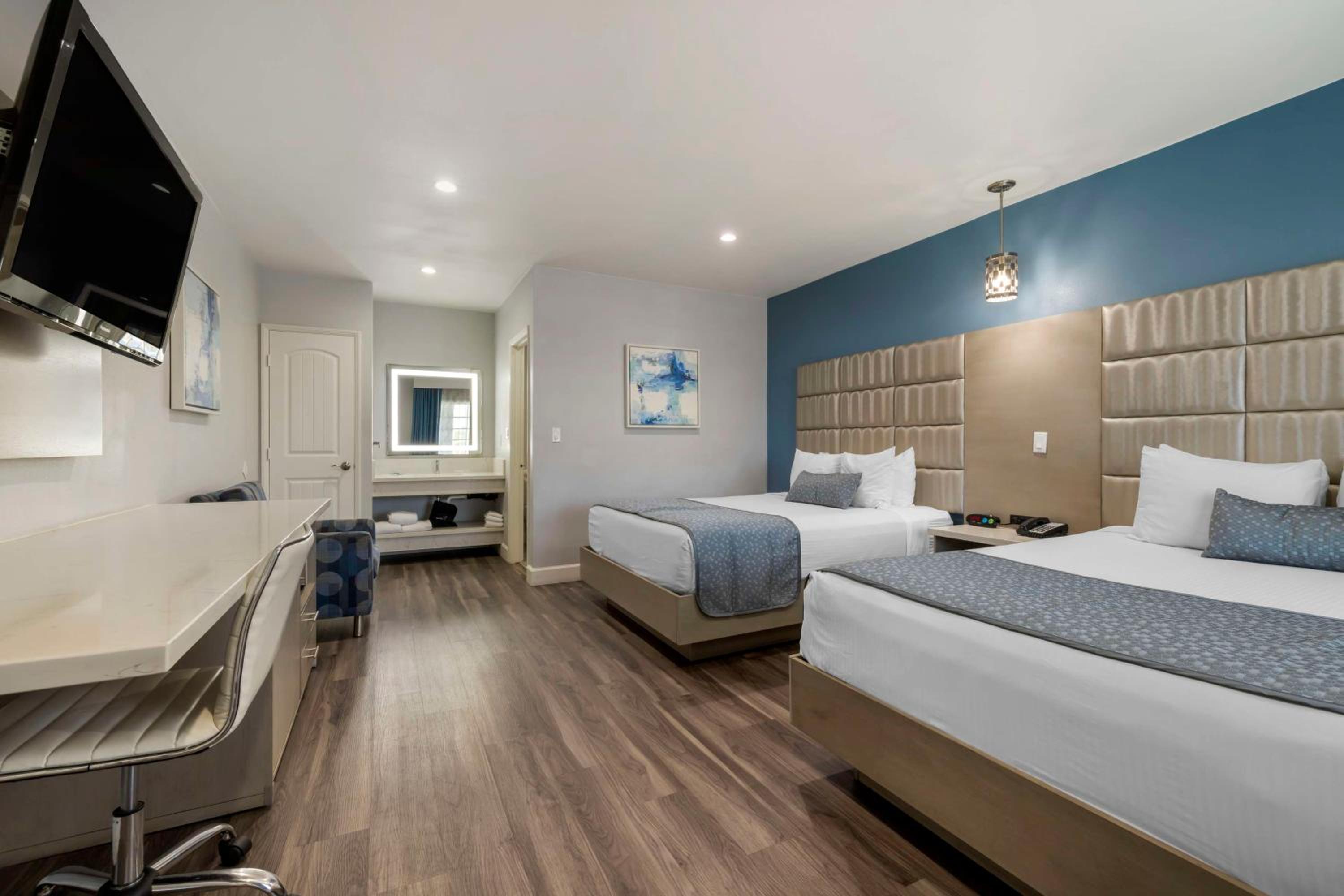 Family, 1 Double and 2 Queen Beds