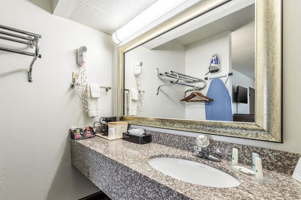 Quality Inn Simpsonville-Greenville 24/41