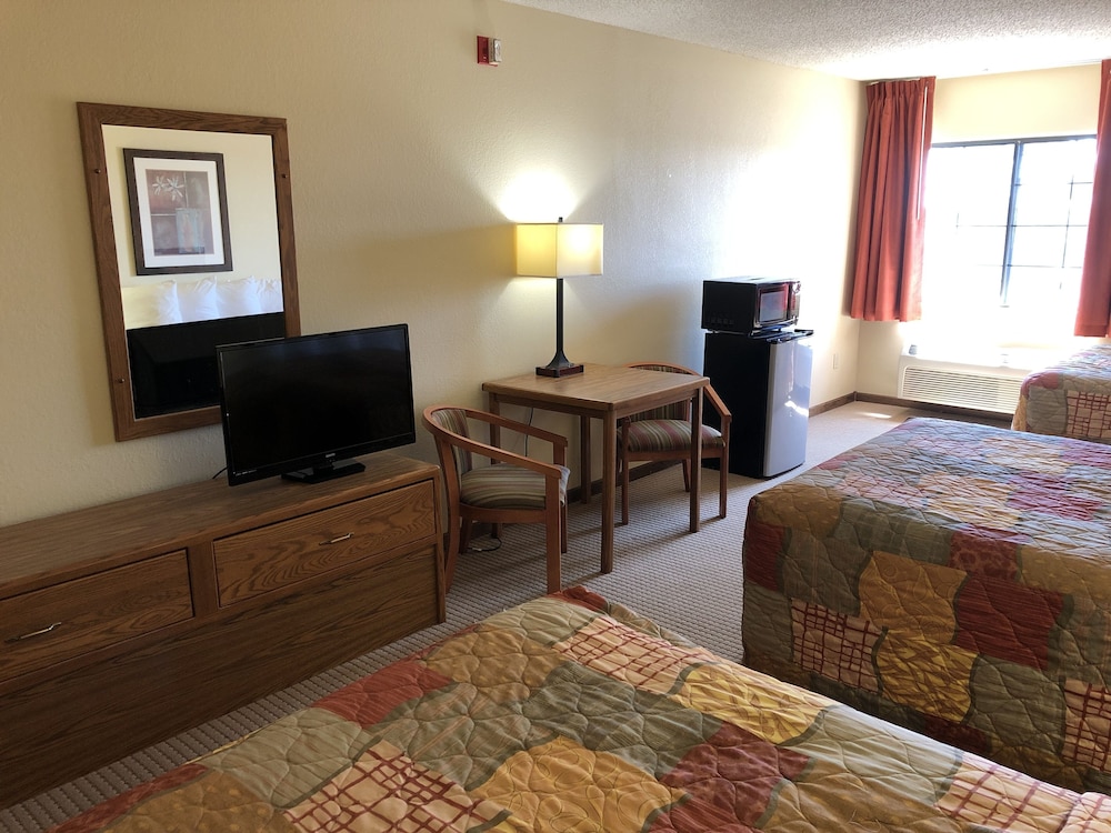 Days Inn By Wyndham Iron Mountain 17/36