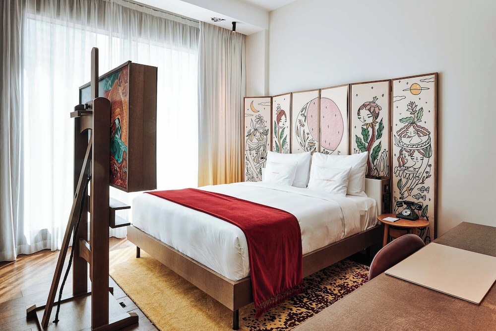 Artist, Village, Suite, King Bed, Museum View