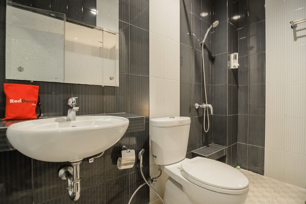 RedDoorz Plus near Soekarno Hatta Airport 2 27/30