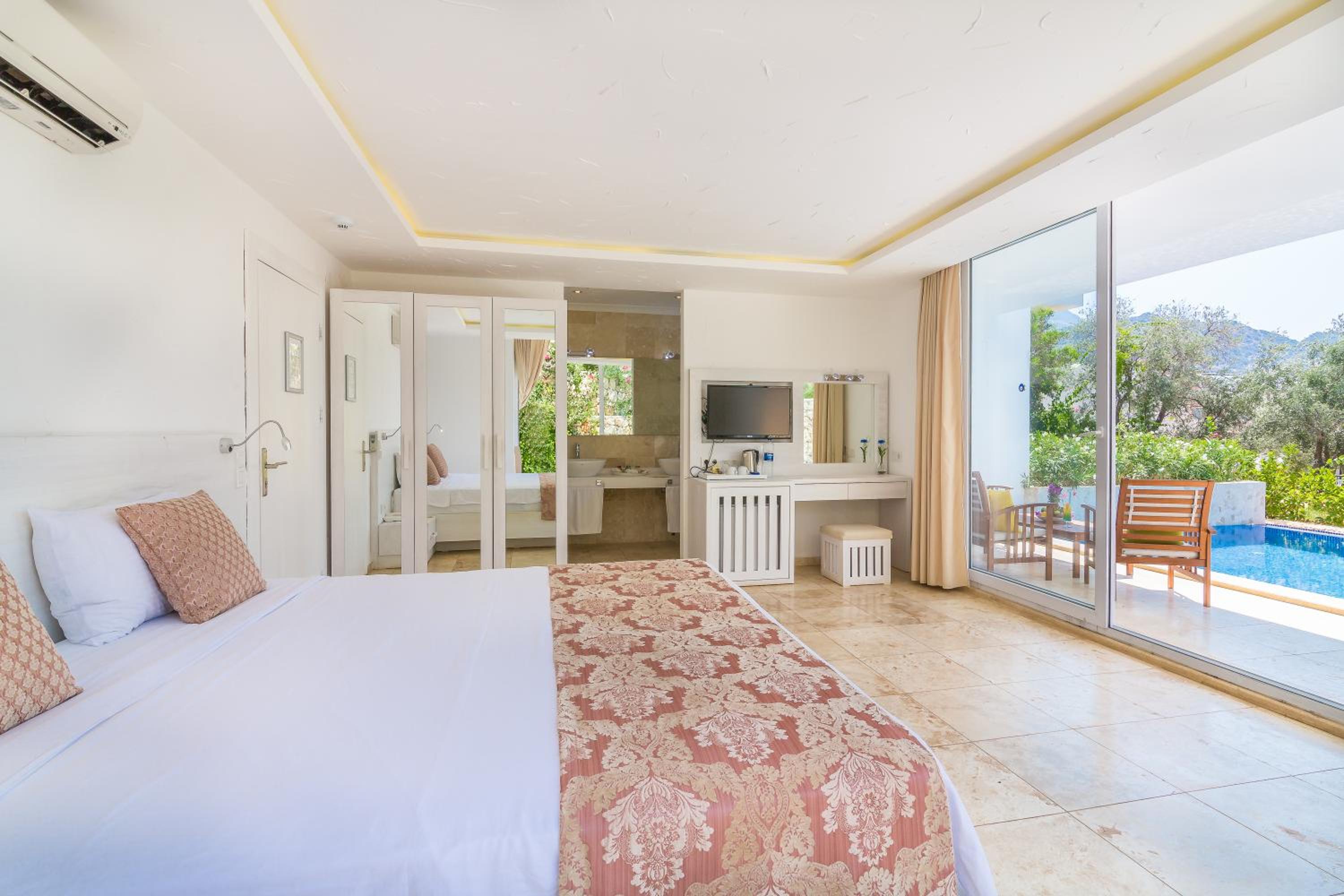 Master, Deluxe, Private Garden, with Pool