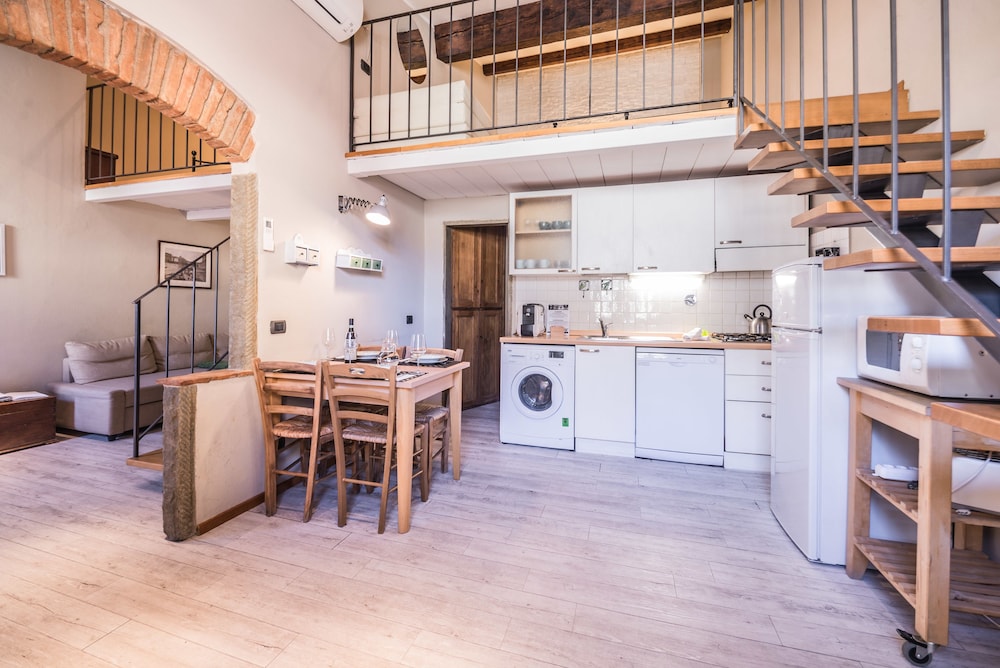 A Few Steps to The Duomo Upscale 2BD Apt 16/24