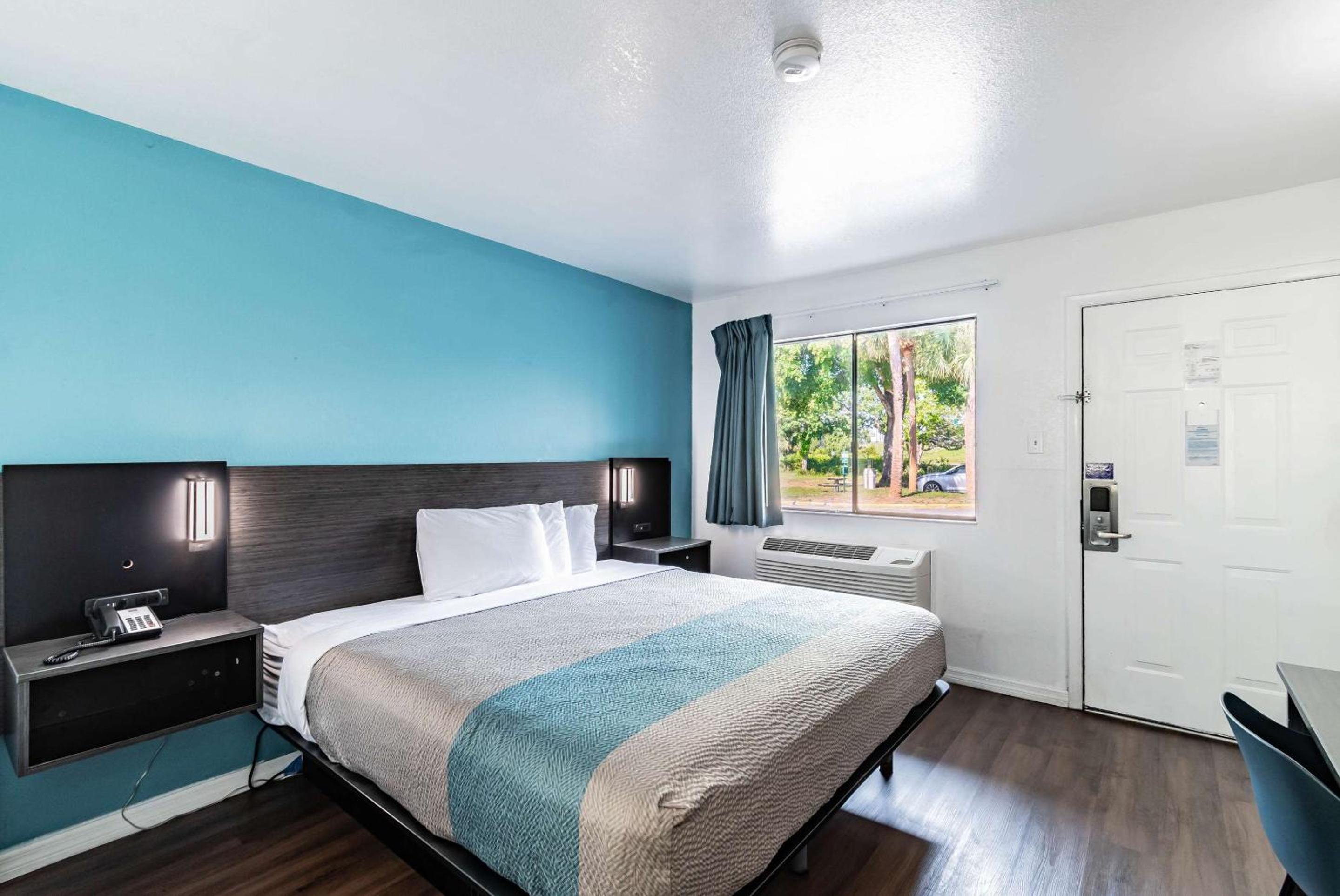 غرفة بسرير كينج لذوي الإعاقة، Motel6 Tampa, FL 6/10