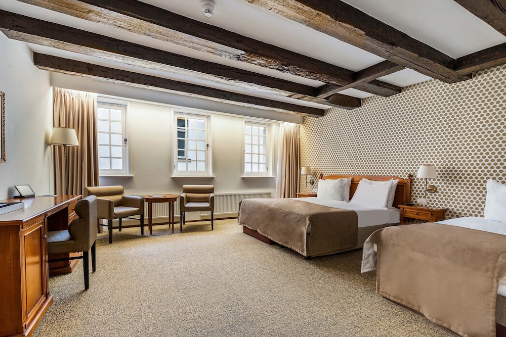 SUPERIOR, MULTIPLE BEDS, COURTYARD VIEW