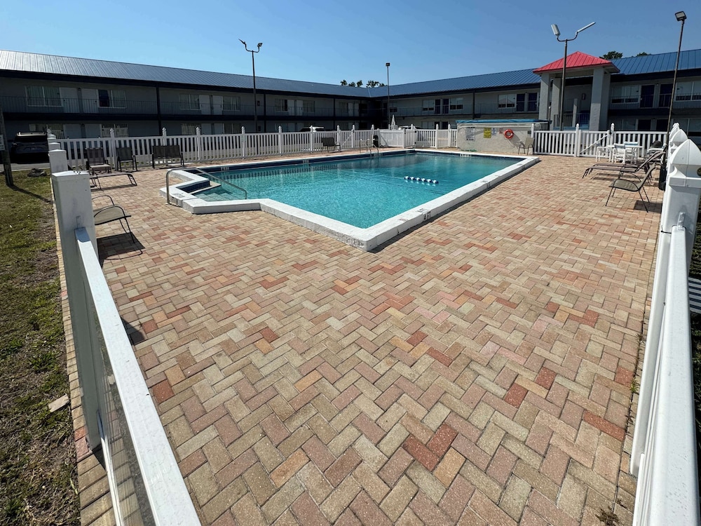 Motel6 Englewood, FL 56/64