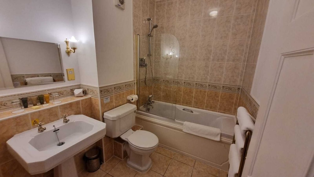 Botleigh Grange Hotel 32/34