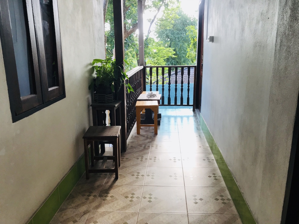 Miss Hong House 42/50
