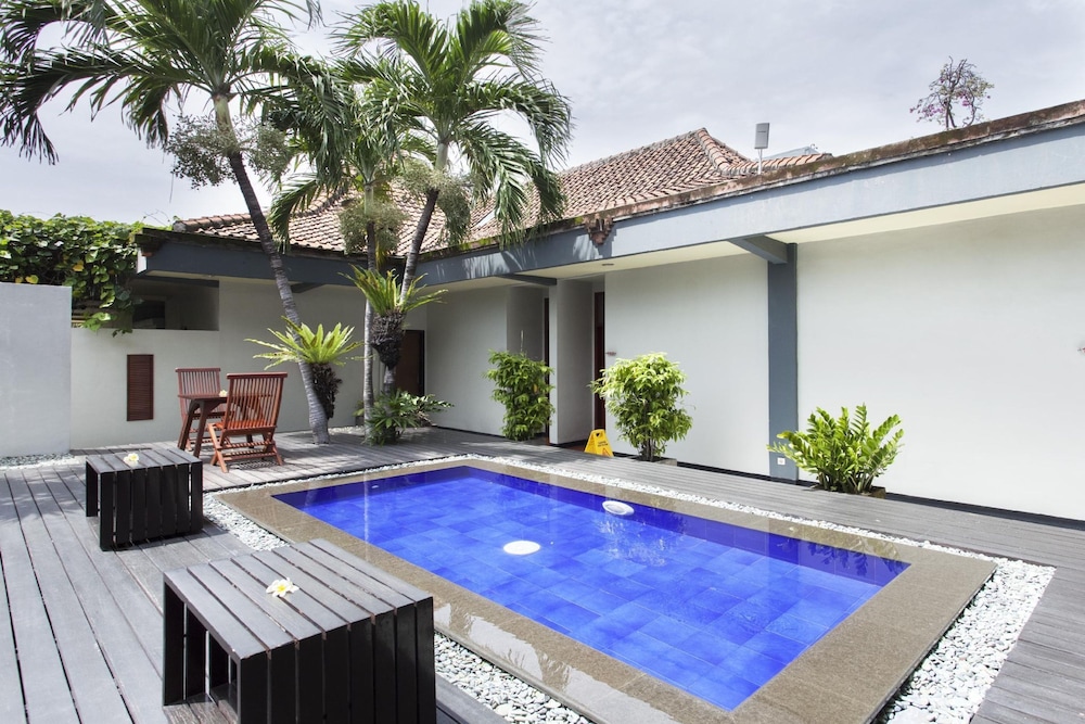 The Yani Hotel 53/57