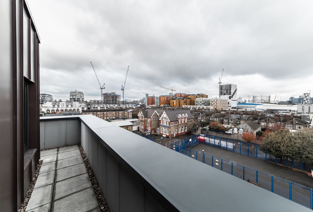 APPLE APARTMENTS GREENWICH 02 ARENA 2/27