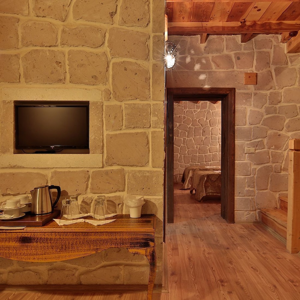 Elevres Stone House Hotel 57/67