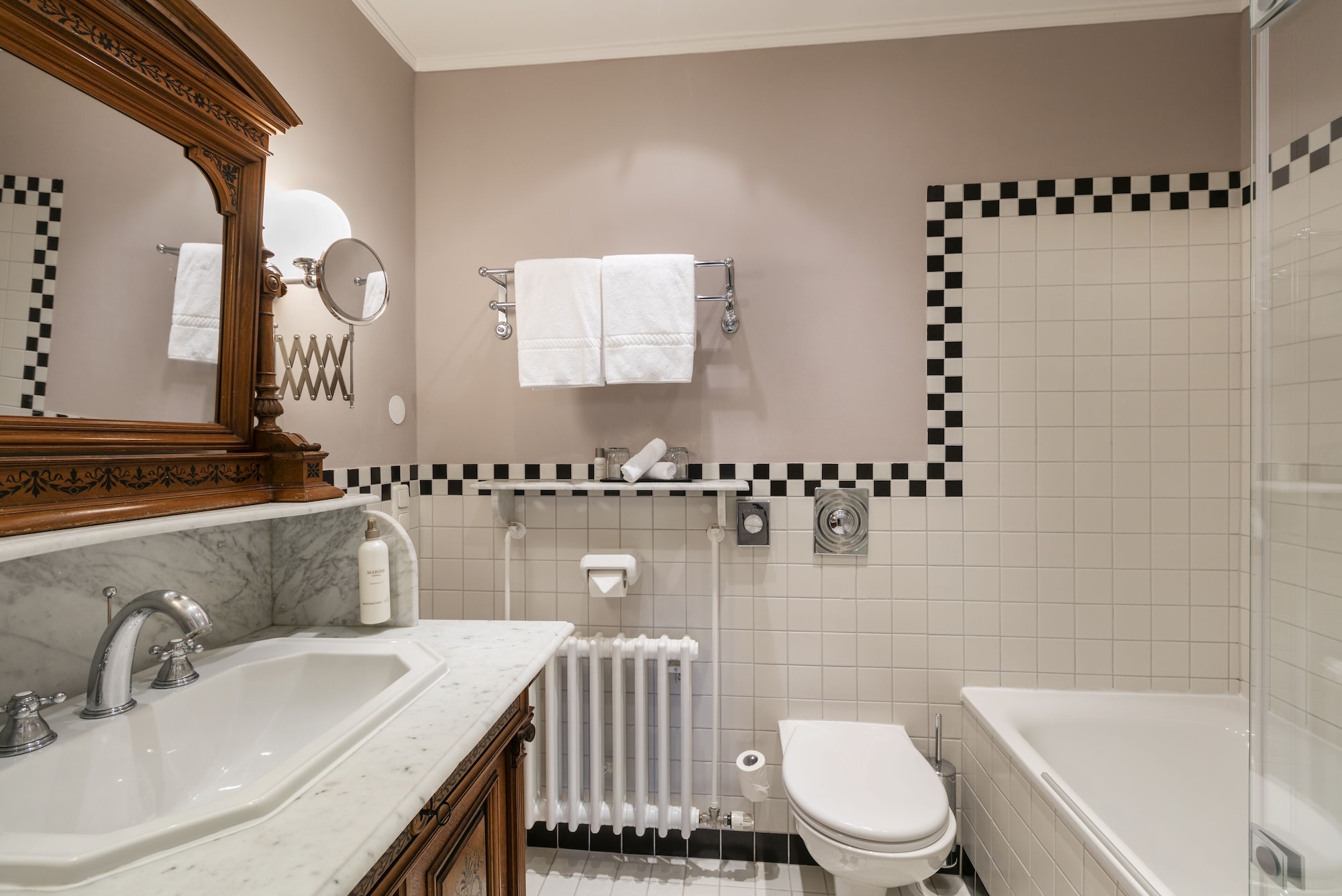 غرفة كلاسيكية بسرير كينج بإطلالة على الحديقة، Hotel Landhaus zu Appesbach 2/2