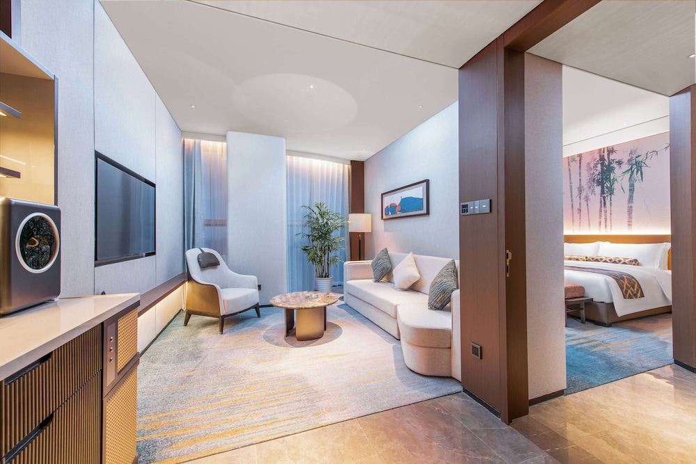 SUITE, KING BED