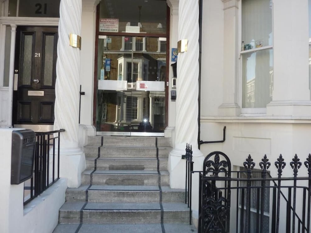 Manor Hotel 3/58