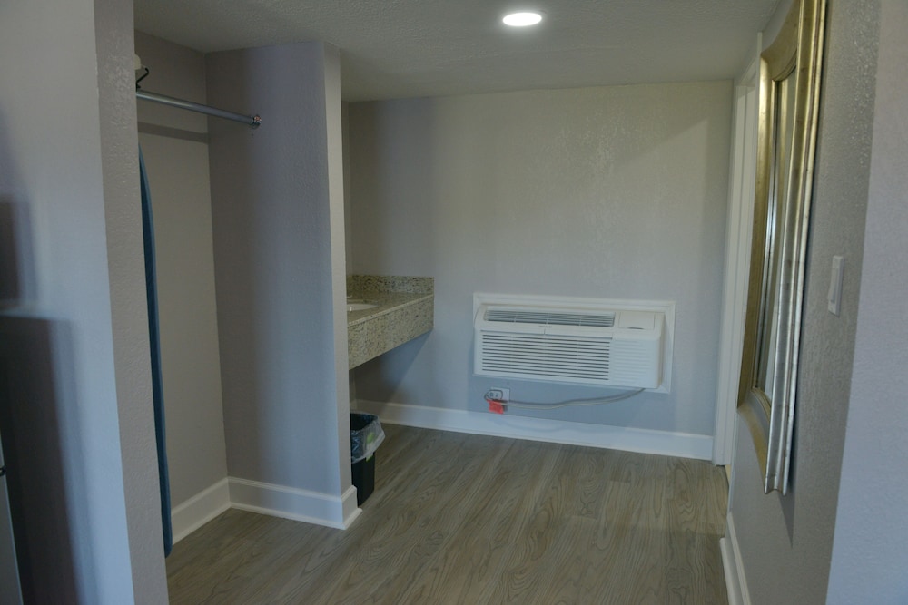 Rodeway Inn & Suites Winter Haven Chain of Lakes 18/35