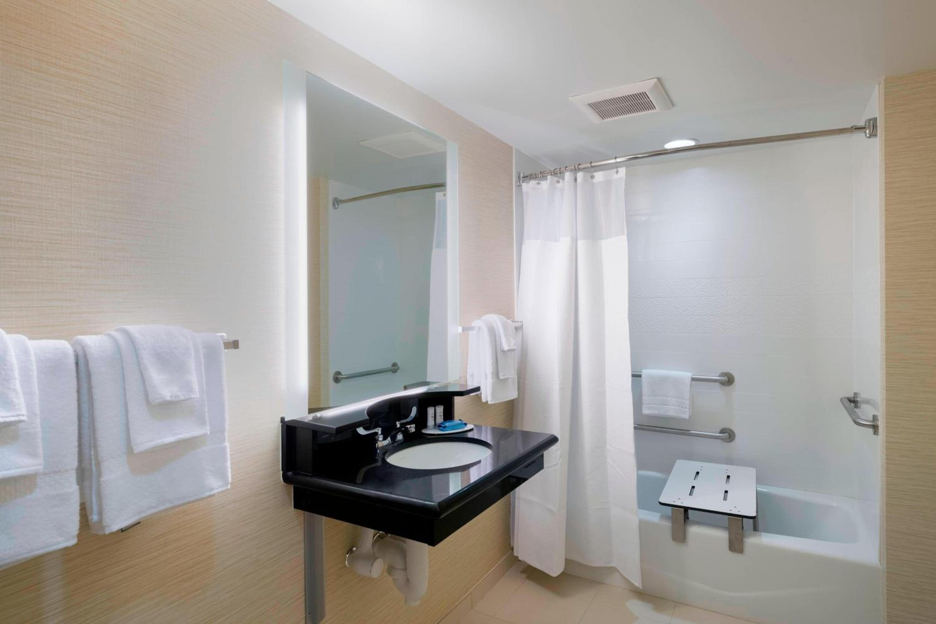 غرفة بسرير كينج بحوض استحمام لذوي الإعاقة، Fairfield Inn Suites By Marriott Paramus 8/8