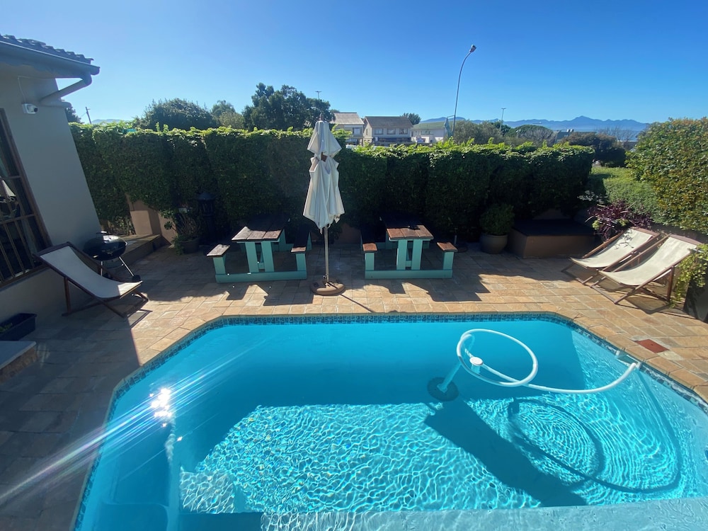 Dolphin Circle Bed and Breakfast 43/50