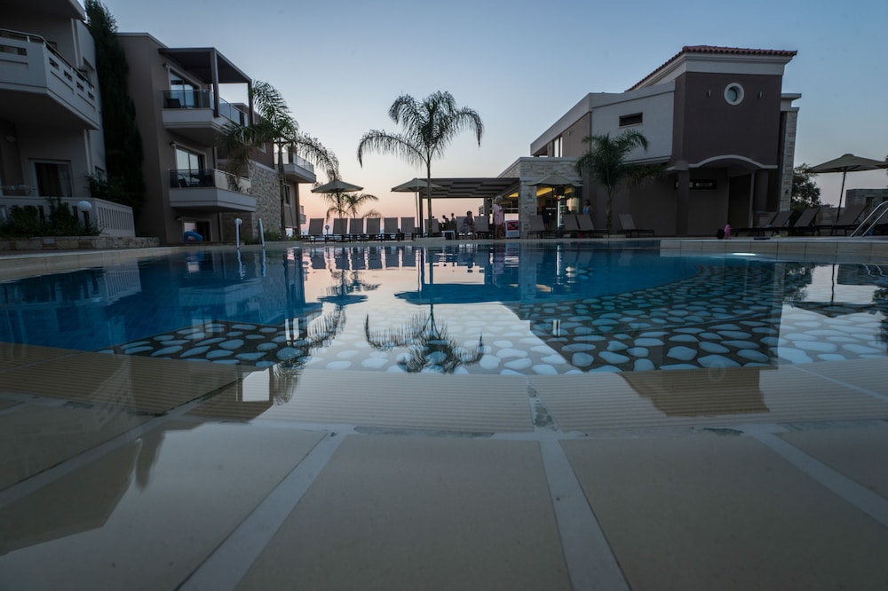 Golden Bay Suites 31/67