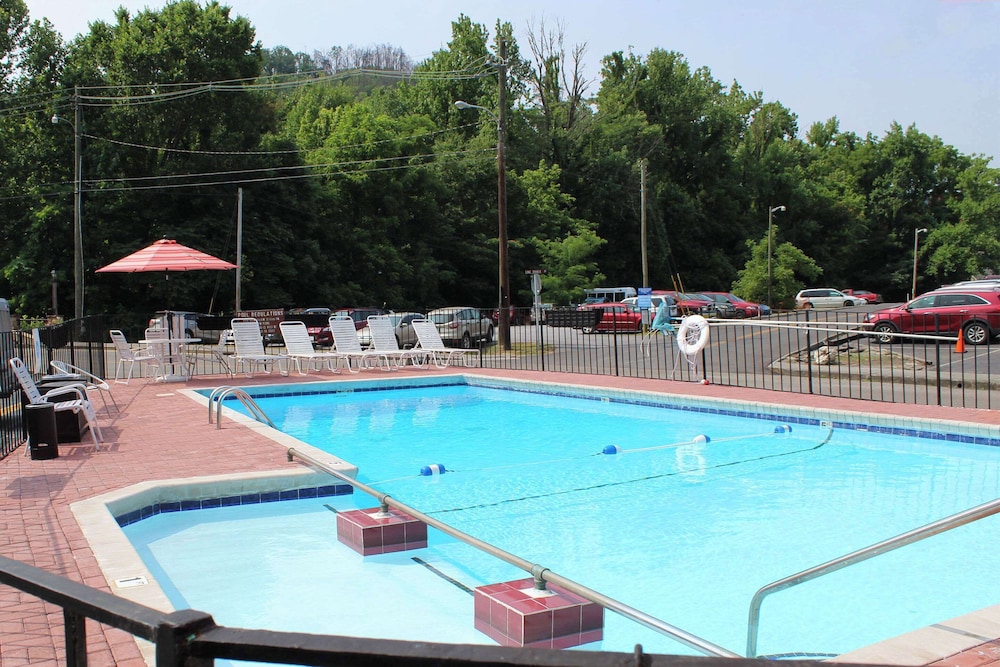 Econo Lodge Inn and Suites On The River 37/61