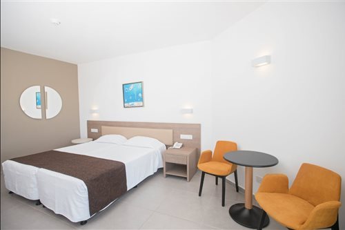 Room, Double or Twin Bed, Side Sea View, Balcony