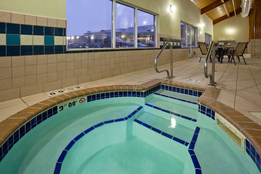 Holiday Inn Express Hotel Suites Aberdeen 40/61